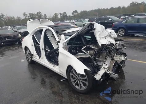 2017 Mercedes-Benz C 300 z USA, uszkodzony, nr VIN 55SWF4JB0HU233873